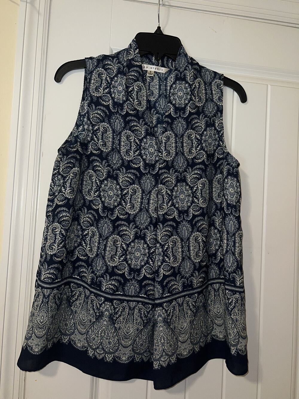 Max Studio blue white paisley print sleeveless blouse v neck women’s small